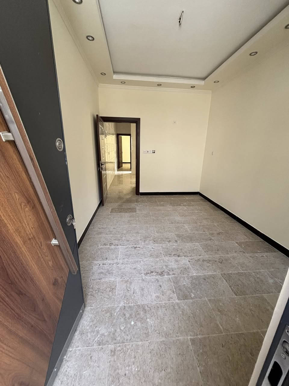 البديع للإستثمارات العقاريه 
دار للبيع ملك صرف طابو 
المساحه 50  م
يحتوي على  غرف نوم  " وصاله ومطبخ وخدمات  🏗️    🏗️  وطابق ثاني غرتين نوم وخدمات   
عرض شارع 6
عنواد الدار حي القاهره الدلفيه  
   عنوان المكتب حي القاهره  المعلمين قرب بيتزه بيروت واسواق حيدر مكتب البديع 
للاستفسار 
 ***********📞
