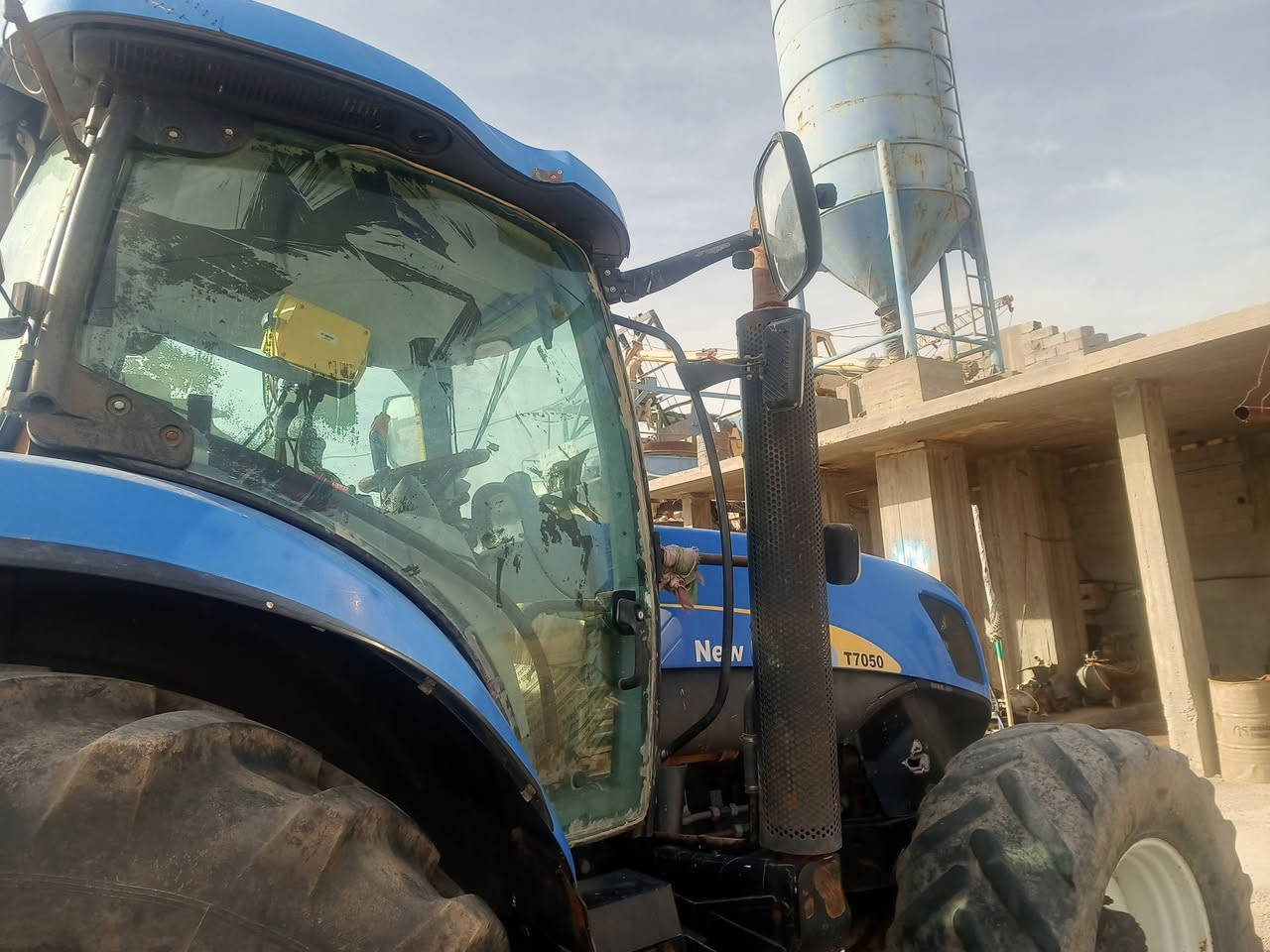 سلام عليكم نيو هولند 7050عصا 2008عداد 11الف سعر 460ورقه او بيه مجال رقم دهوك ***********
