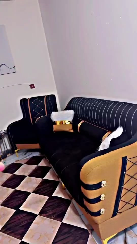 السلام عليكم عندي تخم للبيع 5مباعد نضيف مستخدم قليل رايدته ب250وبي مجال تمواني المواصلات سويب رقم التليفون***********
