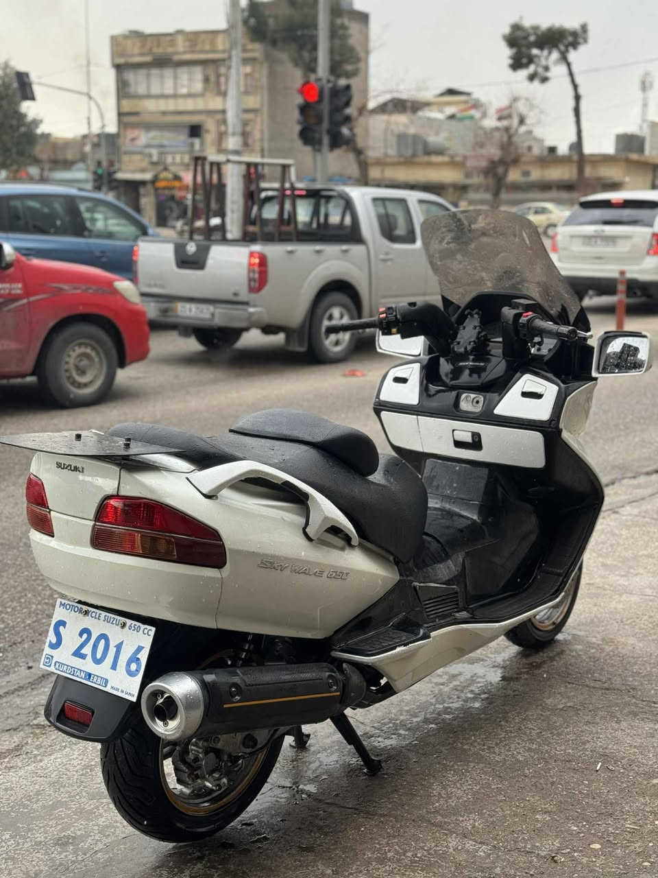 سکایوەیڤ بە سعری فۆرزا
حەجمی مەکینەی ٦٥٠ یە ٢ پستنە 

گێڕی ( تۆماتیک + عادی + سپۆرت ) ی هەیە 

سورعەتی تا ٢٠٠ کیلۆمەتر دەڕوا 

 مَاشَاءَ اللّٰه لە هەستان و قوەت و سورعەتی

گێڕ و مەکینە و کارەباییات و هەمو شتێکی بەشەرت هەموی لەسەر دەقی شەریکە ماوەتەوە

گێڕ و قایشی گێڕ و کلاج و دیشلەکانی هەموی بەشەرتی ئەوەی وەک سفر وابێ لۆک لۆکە 

کامل سێرڤزی بۆ کراوە و هەردوک تایەی لۆکە 

یەک خەلەلی بچوکیشی نیە و زۆر مەزبوتە 

سعری ١٦ گەڵا و ٧٥ دۆلارە و مەجالێکی کەمی تێدایە 

سعری فۆرزایەکە

ناونیشانم سلێمانیە 

***********

***********
