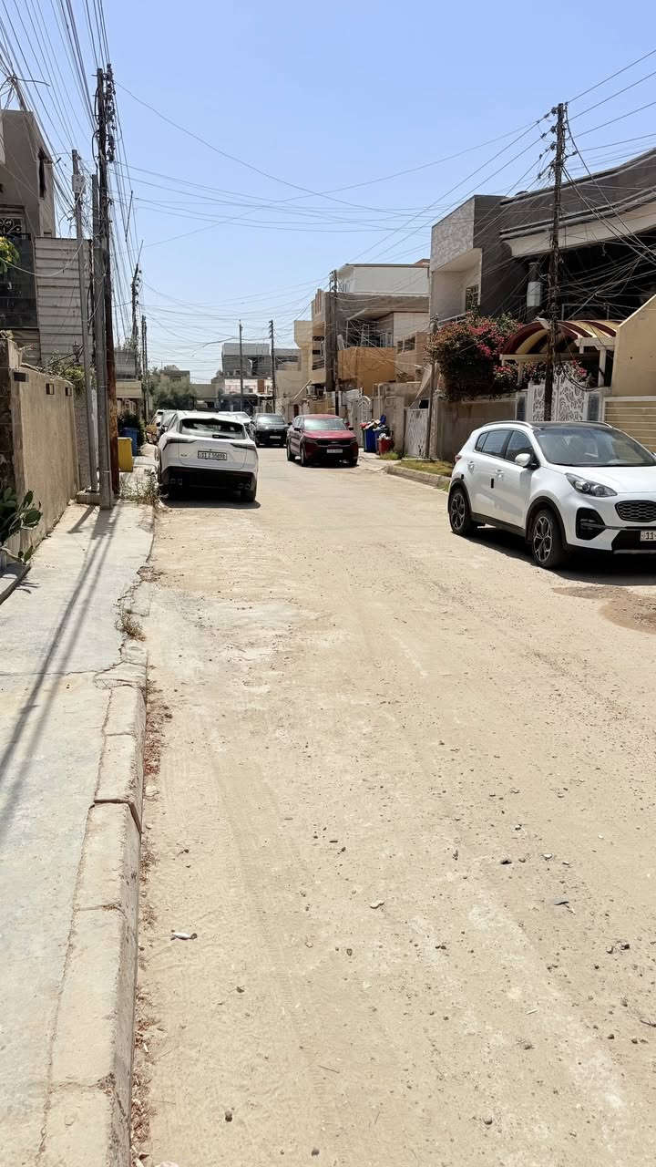 السلام عليكم  
اتون للبيع في حي الجهاد منطقه الرفاق الأولي 
مساحه كل بيت ١٠٠ متر واجهه ٥ ونزال ٢٠ 
يحتوي على ٤ غرف نوم وصاله ومطبخ وحمامات عدد ٢ البيت خلف الشارع العام البيت منفصل وليش مشترك  
للاستفسار اتصل الرقم التالي *********** 
ابو محمد للعقار 
يوجد خدمه واتساب للرد السرع
