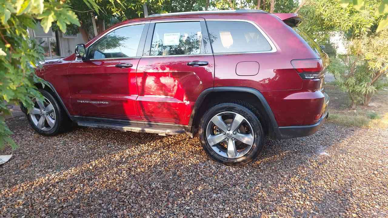 السلام عليكم جيب كراند شيروكي ٢٠١٦ لمتد فول بدون فتحه بيها اربع قطع صبغ حادثها جاملغ امامي وبنيد وبلعراق صار بيها جاملغ خلفي وباب عكس السايق بدون شاصي ولادواخل تحويل مباشر ما متواجد ع الخاص 
السعر ١٨٥ وبيها مجال 
رقم ***********
