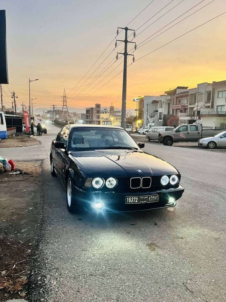 ‏بي إم دبليو ١٩٩٣
٤ جام كاره‌با 
سه‌یاره‌كه‌ ئاڕمی پلاستیكه‌ ون بوه‌ 
من به‌ علوج ئه‌یفرۆشم به‌شه‌رتی ماڵی مه‌ده‌نی 
سه‌یاره‌كه‌ تازه‌ ته‌ئمیره‌ تاقم وایه‌رو لایتی پێش و دوام تازه‌ بۆ گۆڕیوه
سلف و ده‌بڵه‌كانیم تازه‌ بۆ گۆڕیوه‌ 
گێڕو مه‌كینه‌ی به‌شه‌رت بێ عه‌یبه‌ نوقسانیم تیا نه‌هێڵاوه‌‌ پۆڵیشم بۆ كردوه‌
سعری:١٩ گه‌ڵاو مه‌جالێكی كه‌م 
سه‌یاره‌كه‌ له‌ سلێمانیه‌. 
ژم:*********** السليمانية, العراق
