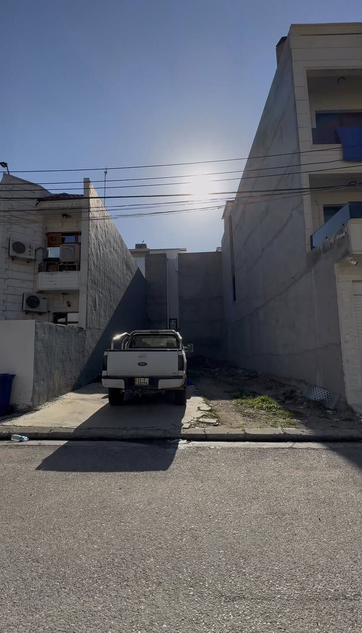 قطعه بو فروتن ل گرى سور 
واجيهه شرق 
مساحه 150 متر
نيزيك شارعى
سعر 10 دفتر و 50 ورقه ومجال
***********
***********
