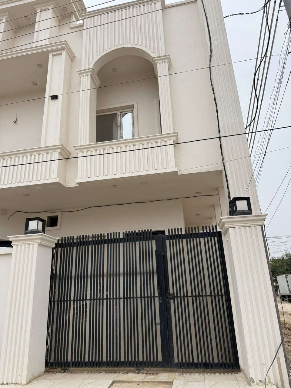 سلام عليكم 

يتوفر بيت للايجار بل الديوم بصف شارع ٤٠  وقريب على  المدارس والسوك وقريب ايضاً على شارع ٦٠ جداً قريب 
مساحة البيت ١١٠ متر 
يتكون من ؛: ٣ غرفه نوم واستقبال ومطبخ 
٣ مجموعه صحيه كلش مرتب البيت وجديد 
السعر : ٢٥٠ الف قفل 
للاستفسار اكثر اتصال 
هـ : ***********
