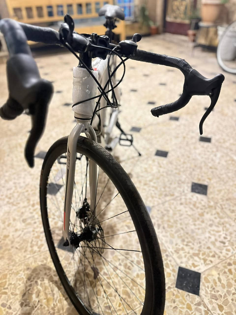 🚲 للبيع | دراجة هوائية رياضية جديدة (زيرو)

فرصة مميزة لاقتناء دراجة هوائية رياضية بحالة جديدة بالكامل، ما زالت مغلفة بأغلب أجزاء المصنع ولم تُستخدم.

المواصفات:
✅ تصميم رياضي أنيق باللون الأبيض.
✅ هيكل خفيف وقوي.
✅ مقود احترافي (Drop Bar) لقيادة مريحة وسريعة.
✅ فرامل ديسك عالية الكفاءة.
✅ إطارات رفيعة مناسبة للشوارع والطرق المعبدة.
✅ ناقل سرعات يمنح أداءً سلسًا في مختلف الطرق.
✅ مناسبة للرياضة، التنقل اليومي، والرحلات.

📌 الحالة: جديدة 100% ولم تُستخدم..
📩 للتواصل عبر الرسائل الخاصة 

لأصحاب الذوق الرياضي، دراجة جاهزة للاستخدام مباشرة وبحالة الوكالة


**إذا كنت صاحب هذا الإعلان وتريد حذفه لأي سبب، رجاءا أرسل رسالة إلى الدعم الفني**
