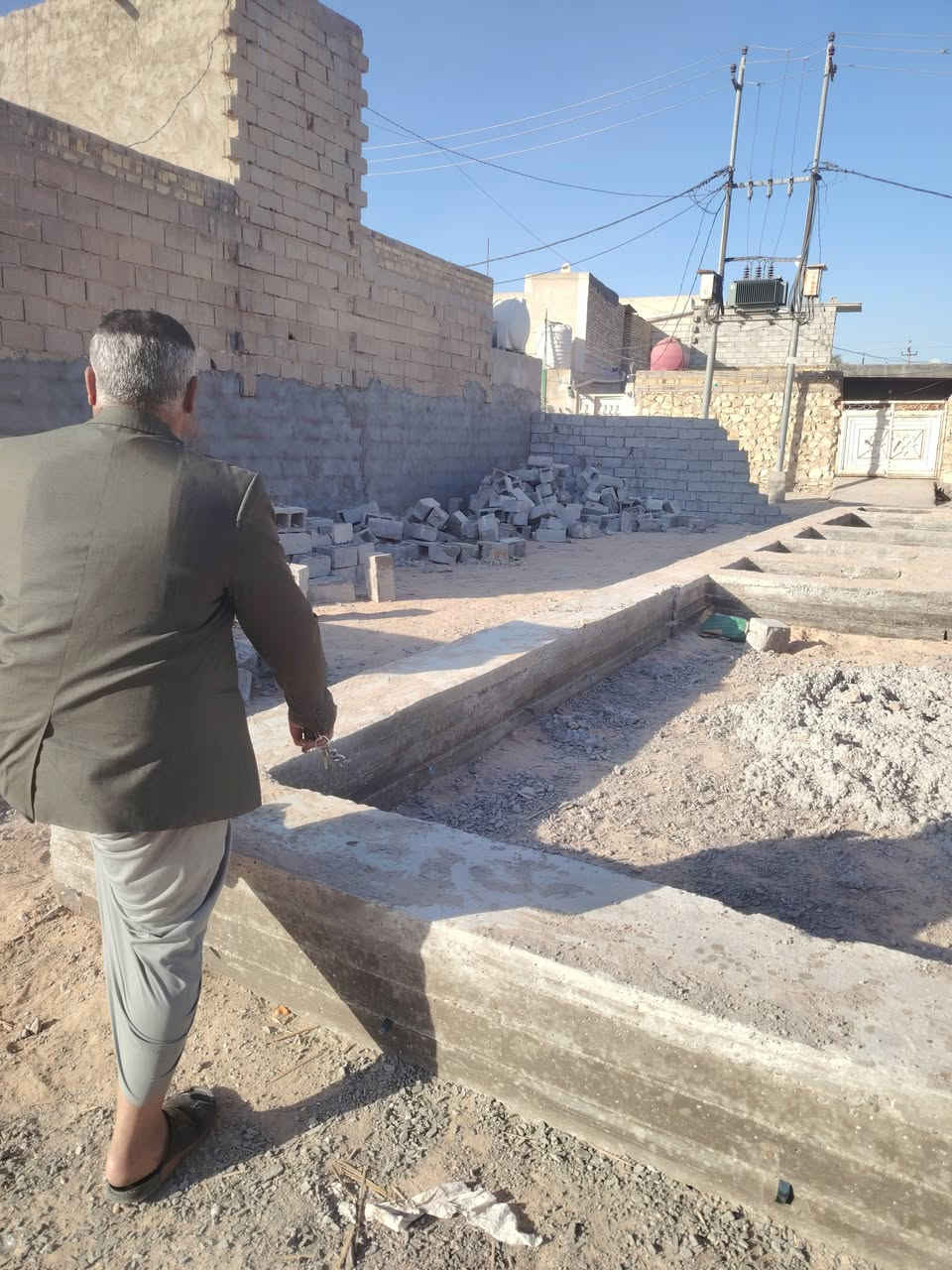 السلام عليكم قطعه للبيع المساحة 200 متر  120 بتلو + 80 متر قطعه العنوان الرضوية السابعة قرب المفقس رقم صاحب القطعة (***********)
