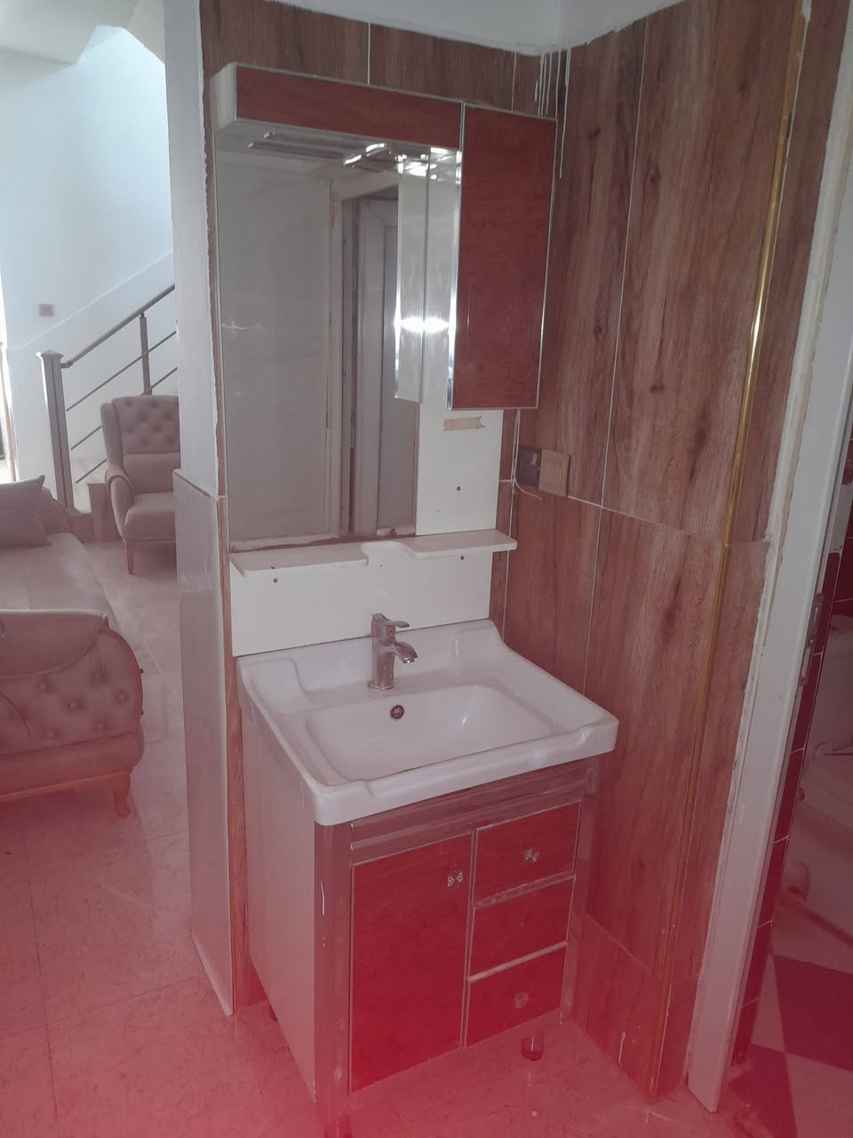 السلام عليكم بيت اللبيع المساحة ١٠٠متر طابو الموقع كاطون الرحمه منطقة ال٩٠٠٠ بناء طابوق يتكون من طابقين وبيتونه الطابق الأول استقبال وصالة ومطبخ وصحيات داخلية وخارجية الطابق الثاني ثلاث غرف نوم وصحيات اي استفسار الإتصال على الرقم ***********
