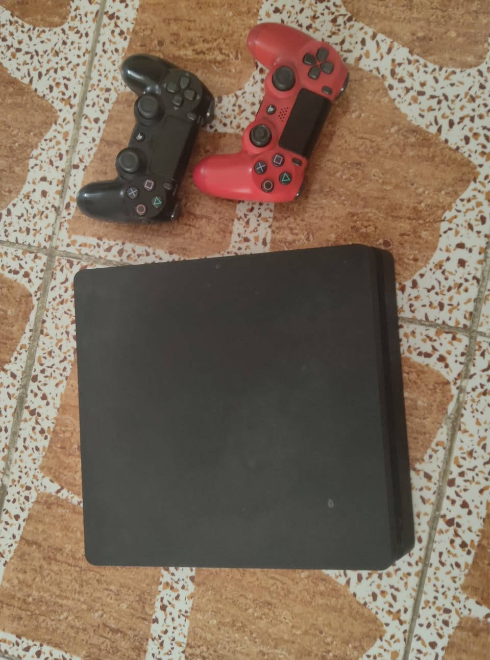 سلام عليكم 

بلي 4 اون لاين نظيف لا مفتوح ولا مصلح ولا بي مشكله وياه يدات ثنين وحده تجاريه وحده اصليه وياه قرص فيفا 20 

السعر 240 

موجود توصيل 

تواصل خاص


**إذا كنت صاحب هذا الإعلان وتريد حذفه لأي سبب، رجاءا أرسل رسالة إلى الدعم الفني**