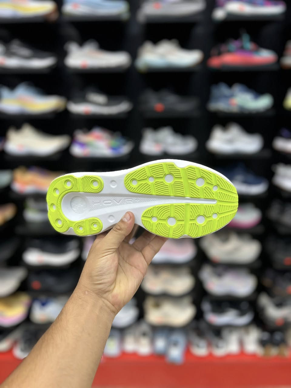 Under Armour HOVR Infinite Pro 

تقنية التوسيد: يحتوي على نعل أوسط بتقنية +UA HOVR المتطورة التي توفر مرونة عالية، وتمتص الصدمات بفعالية مع إعادة تدوير الطاقة لدفع القدم إلى الأمام.
الجزء العلوي: مصنوع من نسيج محبوك مرن ومتين (Warp knit) يسمح بتهوية فائقة للقدم ويمنحها الدعم والراحة.
التصميم والثبات: يدعم تصميم الكعب انسيابية الحركة ويقلل من إجهاد عضلات الساقين أثناء الجري لمسافات طويلة

اصلي وكاله غير مستخدم

قياس 40.5 القدم 26

السعر 95 الف

العنوآن نجف ملحق الروان
*********** واتساب
