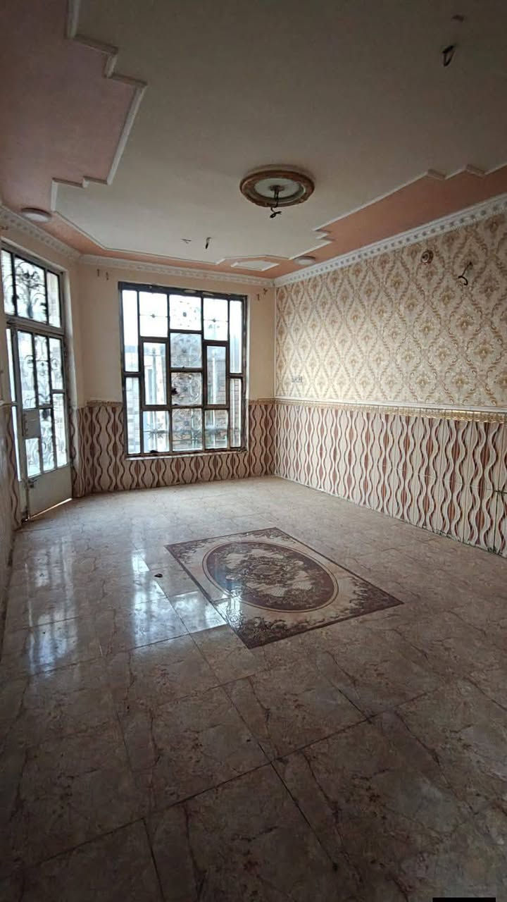 السلام عليكم 

بيت للبيع _الفتاحيه قرب مركز الشرطه 

مساحه البيت _ 200 متر 

يتكون من _غرفتين _صاله _مطبخ _استقبال 

البيت غير مسكون 

للاستفسار الاتصال على الرقم ***********

تابع الصفحة لتصلك جميع العروض

مستعدون لعرض وتسويق عقاراتكم ماعليكم سوئ أرسال التفاصيل علئ الخاص
