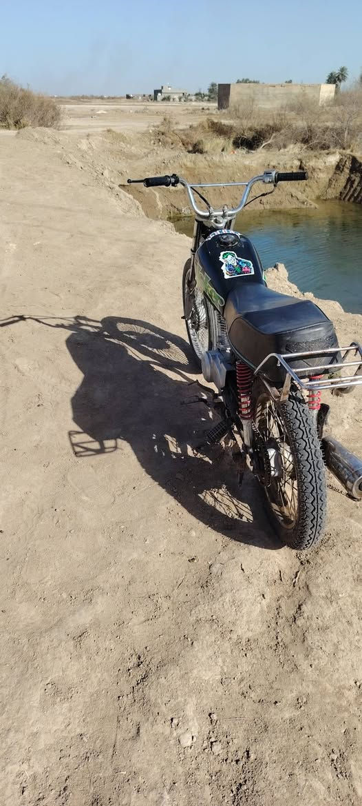 دراجه البيع كلكك كلك  غراض نصه جدد مكان دوانيه الحمد شويه الكدام   فول دراجه مامفتوح مديل 21 تعمير بيها غراض مال نامه توني شديتهن وما مغسوله دراجه ملاحضه يعنه هاي السعر 300 وبيها مجال قليل كلش رقم ***********
