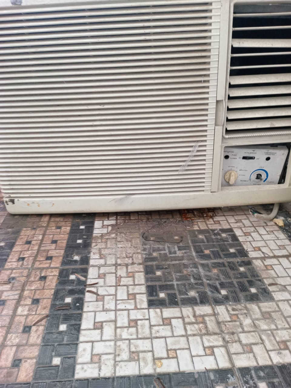 مكيف طنين تبريده ثلج بس يراد كهرباء قويه يله يشتغل 150وبي مجال مكانه بغداد ت***********
