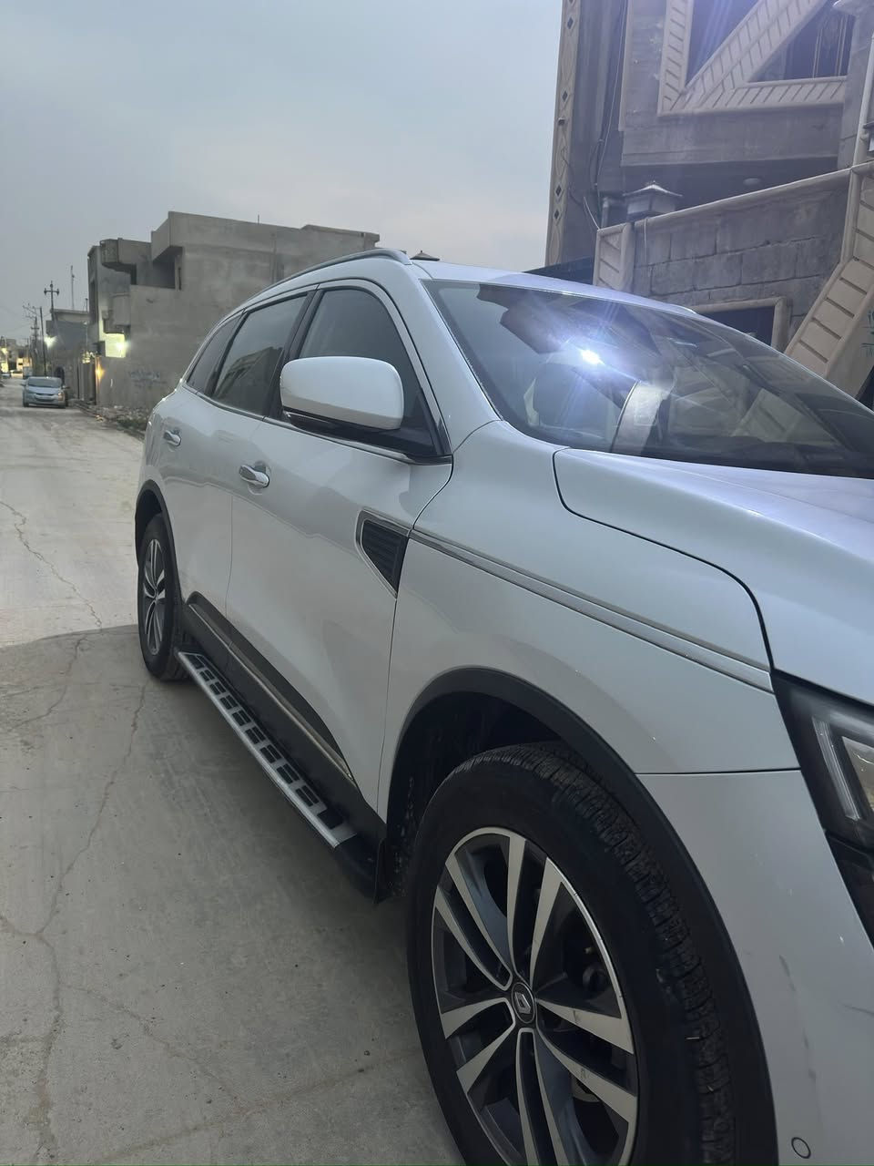 سياره رقم اربيل تحويل ثاني يوم
رينو كوليوس 2018  فول مواصفات للبيع 

 ✅ موديل: 2018 ماشيه100 الف  سياره مكفوله كفاله عامه 

 ✅ محرك: نيسان ياباني 2500 

 ✅ گير نيسان ياباني 

 ✅ رادار محيطي 

 ✅ مرايا شفط كهربائية 

 ✅ بصمة ودخول ذكي 

 ✅ كشن ميموري (خزن) 

 ✅ تحكم ستيرن جهتين 

 ✅ نظام ايكو ونزول منحدرات 

 ✅ مانع انزلاق 

 ✅ مقاعد مريحة مزودة بنظام التدفئة   

             والتبريد

 ✅ اضاءة داخلية محيطية

 ✅ فتحة سقف بانوراما

 ✅ مصابيح LED

 ✅ شاشة لمس كبيرة (اندرويد)

 ✅ نظام مكابح عالي (اربع دسكات)

 ✅ حساسات امامية وخلفية مع كاميرا خلفية

📌 السيارة نظيفة وفول مواصفات ....

📞 للاستفسار والاتصال 

مكان سياره الموصل 

السعر 160$

***********
