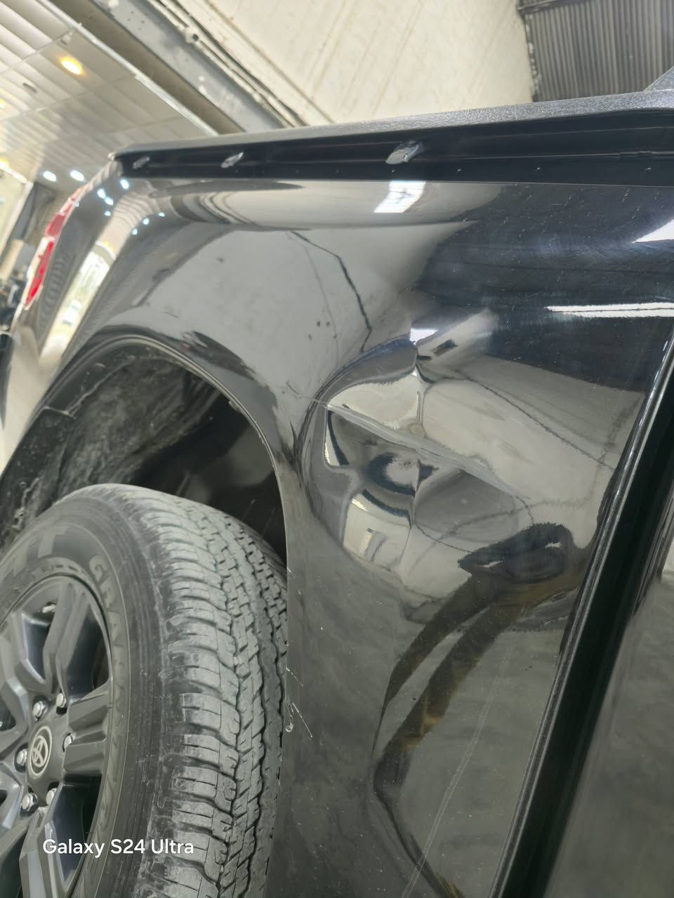 السلام وعليكم
للبيع هايلوكس 2023  ماشيه ٥١كم  مكفوله وكير اوتو ماتيك وبيه بارد موضوح بالصور ومصلحه شي بسيط 

مكاني بغداد الكراده 

*********** 

⭐️السعر ٣٢٣٠٠⭐️
