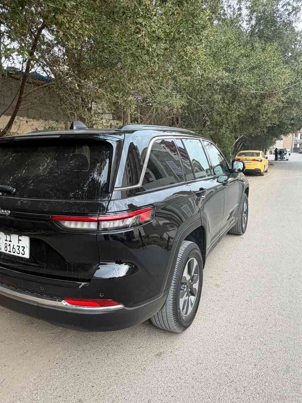 Jeep Grand Cherokee 4xe Limited – هايبرد Plug-in

المحرك والأداء
 • محرك 4 سلندر 2000 سي سي تيربو
 • نظام هايبرد ذكي Plug-in Hybrid
 • تسارع قوي وأداء عملي داخل المدينة وعلى الطرق السريعة
 • بطارية كهربائية بمدى يصل إلى 40 كم
 • ميزة إعادة شحن البطارية أثناء الفرملة (Max Regeneration)
 • شحن خارجي Plug-in خلال حوالي 3 ساعات

أنظمة القيادة والسلامة
 • مثبت سرعة ذكي (Adaptive Cruise Control) مع الحفاظ على مسافة آمنة
 • رادار + المحافظة على المسار مع تصحيح تلقائي وإرجاع السيارة للطريق
 • نظام النقطة العمياء مع تنبيه عند تغيير المسار
 • تنبيه حركة المرور عند الرجوع للخلف
 • حساسات أمامية وخلفية
 • نظام مراقبة ضغط الإطارات على الشاشة
 • نظام دفع رباعي ذكي مناسب لجميع الطرق
 • أنماط قيادة متعددة (Eco / Electric / Hybrid)

الإضاءة
 • إضاءة أمامية LED كاملة
 • إضاءة نهارية LED
 • إضاءة محيطية داخلية باللون الأبيض

المواصفات الداخلية والراحة
 • مقاعد جلد أسود
 • تدفئة المقاعد الأمامية والخلفية
 • تدفئة الستيرن
 • دخول ذكي بدون مفتاح
 • تشغيل عن بُعد
 • وايرلس Apple CarPlay & Android Auto
 • شاشة وسطية كبيرة تعمل باللمس
 • شاشة عدادات رقمية للسائق مع عرض الخرائط
 • عرض الخرائط في الشاشة الرئيسية وشاشة السائق
 • نظام صوتي عالي الجودة
 • شحن لاسلكي للهاتف 📱
 • 4 منافذ USB (2 Type-A + 2 Type-C) في الأمام
 • 4 منافذ USB (2 Type-A + 2 Type-C) في الخلف
 • مرايا جانبية مع تدفئة وتنبيه انعطاف
 • مكيف أوتوماتيك متعدد المناطق

الهيكل والتصميم
 • فتحة سقف بانورامية واسعة تمتد إلى ركاب الخلف
 • صندوق خلفي كهربائي
 • تصميم خارجي أنيق وفخم
 • جنوط ألمنيوم أصلية

معلومات السيارة
 • الممشى: 71,000 كم
 • الوارد: أمريكي
 • الضربة: في الصندوق الخلفي (موضحة بالصور قبل التصليح)***********
 • السيارة مصروفة وجاهزة للاستخدام
