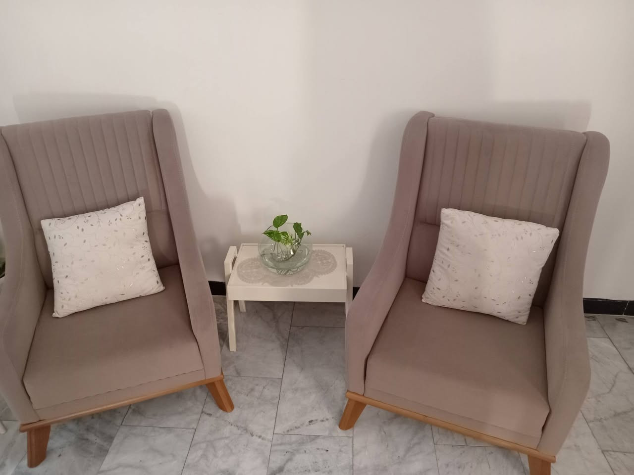 كونر قياس 2 في 3
مع كراسي تخم عدد 2 استخدام قليل بحالة ممتازة
المكان - المنصور

السعر 550000 وقابل للتفاوض 
للتواصل
***********
