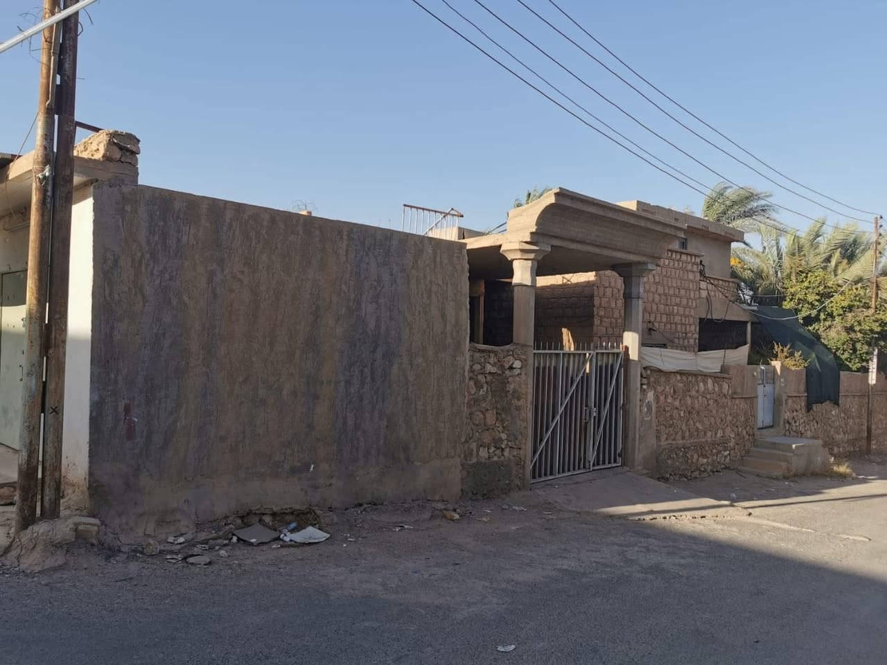 بيت تجاري مع أربع محلات تجارية حالياً مؤجرة في الوقت الحالي للبيع المساحة 500 متر طابو صرف
الموقع حديثه الشارع العام مجاور  مدرسة خولة بنت الازور 
السعر 135 مليون وبي مجال 
للأستفسار ***********
زورونا موقعنا مكتب اليوسف للعقار فلكة جسر حجلان
