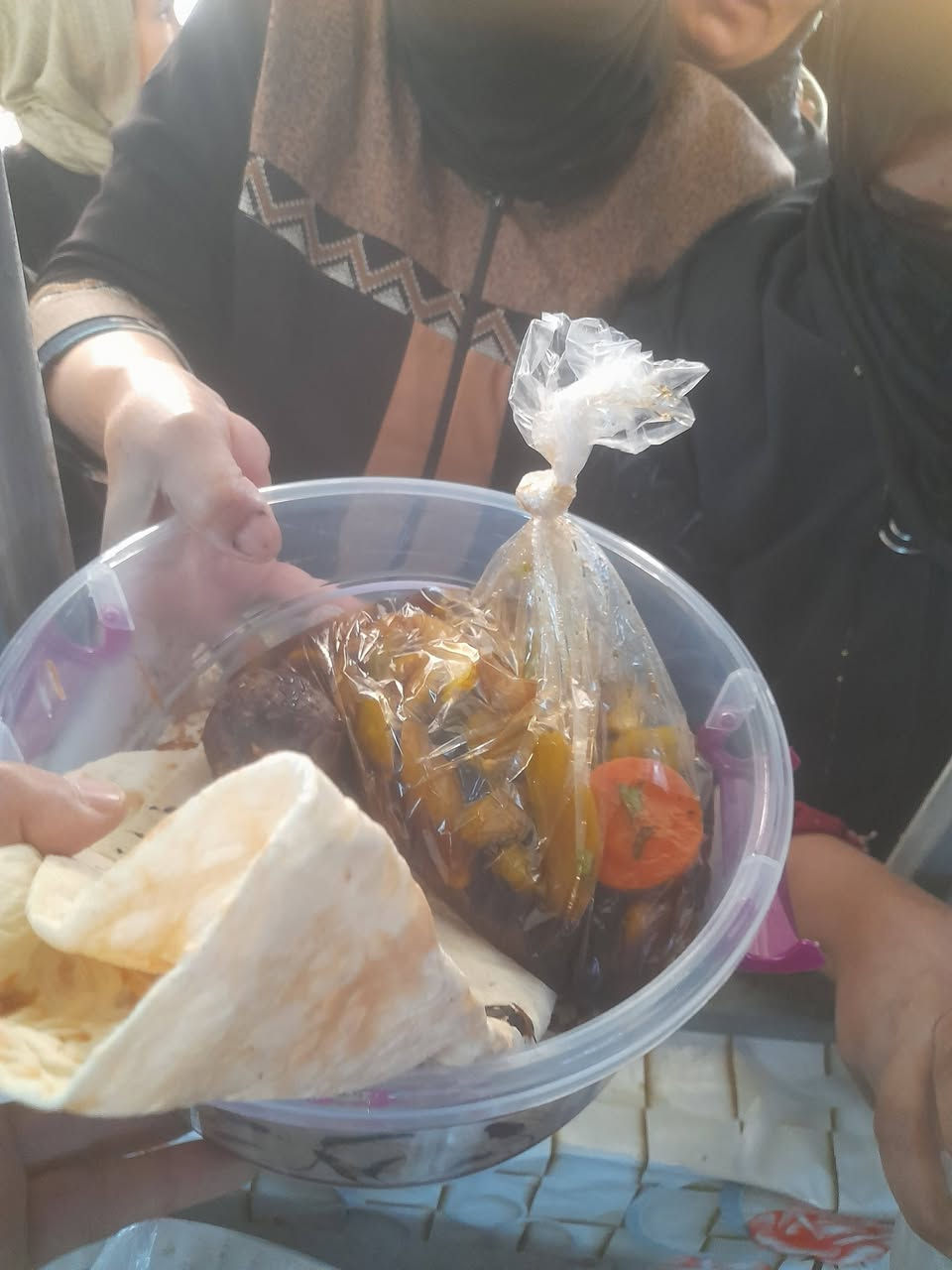 الحمدلله وشكرلله اليوم الاول من شهر رمضان المبارك اعاده الله علينا وعليكم بالخير والصحه والعافيه ان شاء الله من مطبخ الاول بسامراء مطبخ مركز المسلم لاارامل واحباب الله والمتعففين والكائن بسامراء حي الخضراء خلف منتدى شباب سامراء فتح بتاريخ ٢٠١٧ ان شاء الله سيكون الطبخ يوميا ان شاءالله طوال شهر رمضان المبارك بفضل الله ثم فضل الناس الخيره امثالكم بيهم البركه ان شاء الله للتبرع ***********وانت بيتك ساهم بتحويل زين كاش *********** اوماستر كي ٢٦٨٨٢١٦٥٥١ اخوتي الغوالي فزعتكم وانتم اهلا لها أن شاءالله
