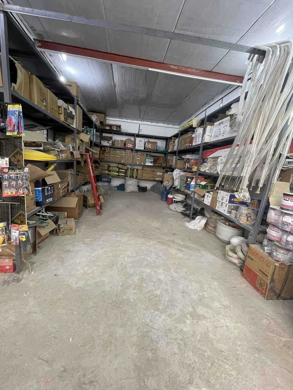 مجمع انشائيه للبيع متكون من3محلات سبب البيع عدم التفرغ مكان السبل السعر خاص للاستفسار ‭0781 094 7000‬
