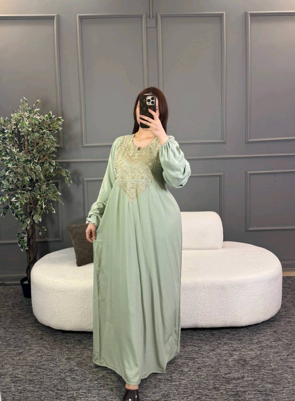 دشاديش متنوعة بألوان جميلة وتصاميم مختلفة، مثالية للمناسبات المختلفة. القماش ناعم ومريح ويمكنك الاختيار من بين عدة ألوان وأشكال ليتناسب مع ذوقك الخاص.