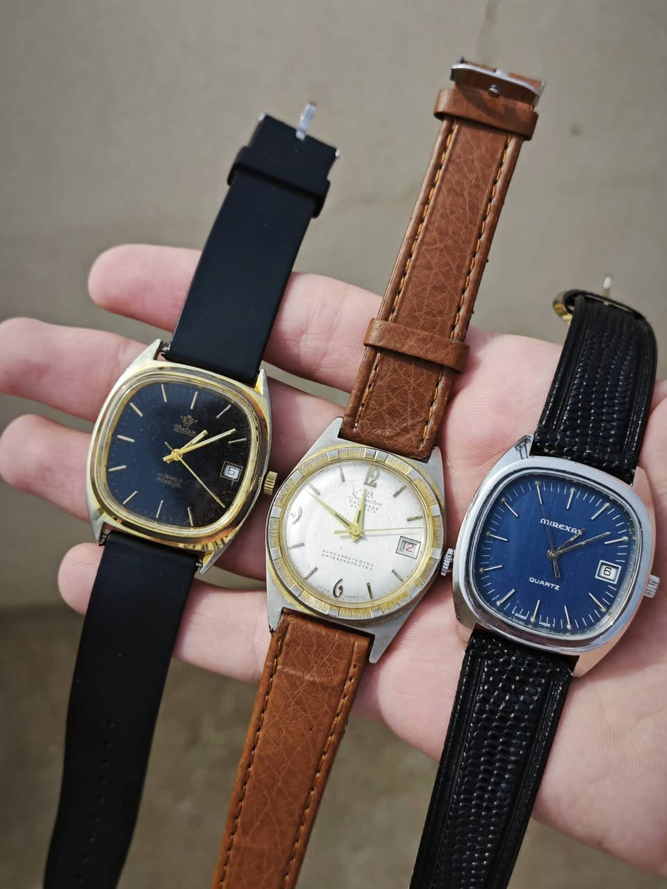 ثلاث ساعات 
2تكويك
1بطاريه 
سويسريات كلهم
شغالات كلهم 
نافذة تاريخ شغاله 
ماكين سويسريه اصلية 
نظافة تامه 
سيوره جلد أصلي 
سعرهم كلهم 150 الف 
وبيهم مجال 
للتواصل واتساب أو الاتصال على رقم 
***********
