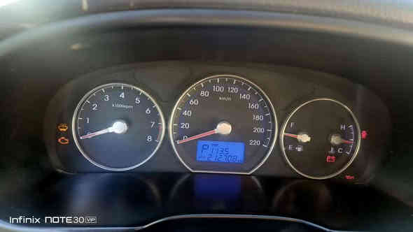 السلام عليكم ورحمه الله وبركاته 
للبيع هيونداي سنتاڤي 2011 فول عده البصمة محرك 6 لا صرف ولا نفخ 7 راكب 3 قطع تبريد فتحة سقف السيارة بأسمي شرط الوكاله او التحويل بيها قطعتين صبغ بدون دواخل شرط 
للأستفسار  ***********
