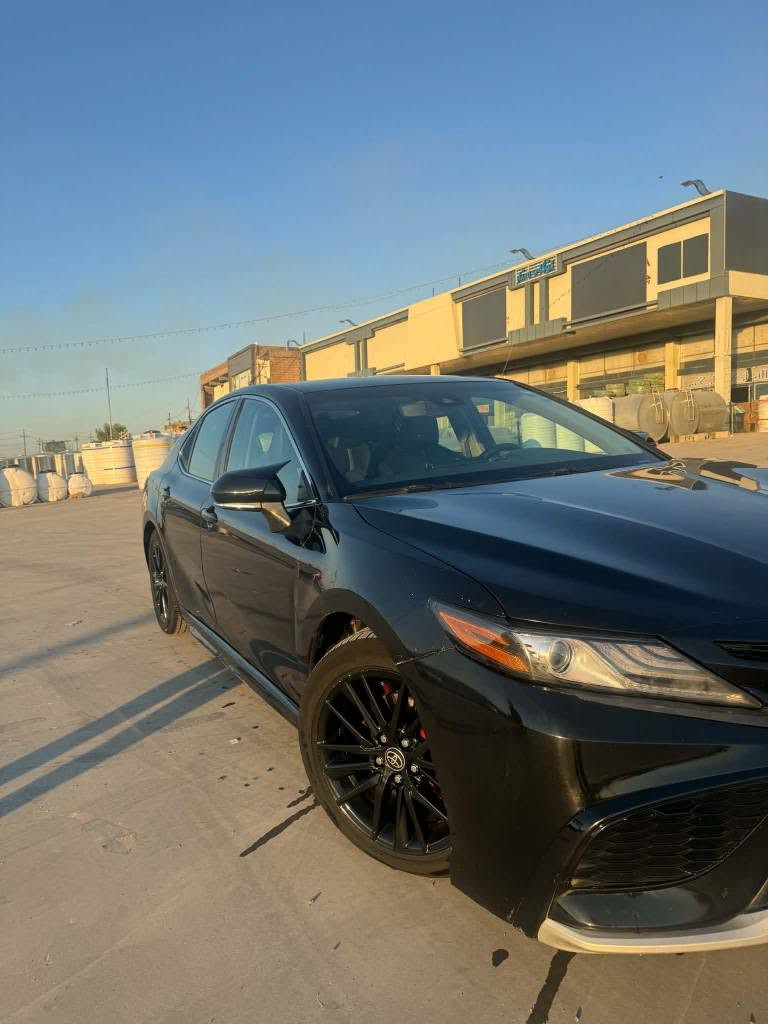 کامری (Toyota Camry)
مۆدێل: 2022
مواسەفات: SE
زانیاری زیاتر:
 باری بۆیاغ: چوار پارچەی بۆیاغە (سێ پارچەی پێشەوە + جاملغی دواوەی لای سایەق).
 باری تەکنیكی: گێڕ و مەکینە بە شەرت، هەموو گیانی بە شەرتە (تەقە و ڕەقەی نییە).
 مەسروفیات: ئۆتۆمبێلەکە بێ مەسروفە و یەک دینار مەسروفی نییە.
ژمارەی پەیوەندی:
📞 *********** أربيل, العراق
