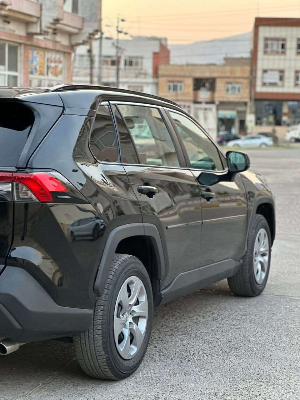 تويوتا رافور 👑
موديل 2022
ماصوفات LE
AWD كاميره بريك اتو رادار امامي رادار جانبي
سياره بي قمره شويه صبغ مع 3 قطعه  بدون داخل بدون ايرباك سياره مرقمه جاهزه تريد تحويل وكاله نفس يوم
رقم شانصي 2T3F1RFV5NC265614
سياره موجوده عقره 
رقم واتس اب *********** اكر, نينوى
