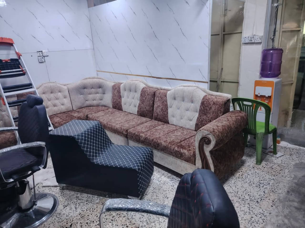 للبيع
صالون حلاقه نسائي 
1 كراسي ٣
2 ميز 2
3 مرايا طويله ٣ أمتار جدارية
4 كرسي غسل شعر 1
5 مرايا خلية نحل 1
6 سخان ماء جداري 1
فقط هاي المواد اما البقية بالصورة ليست للبيع 
عنوان موصل تواصل خاص


**إذا كنت صاحب هذا الإعلان وتريد حذفه لأي سبب، رجاءا أرسل رسالة إلى الدعم الفني**