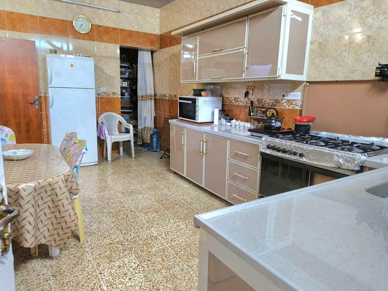 بيت للبيع مساحة ٣٠٠ متر  في مزارع الحدباء البناء عبارة كراج وحديقة كبيرة  وعن طابقين و بيتونة كبيرة...
الطابق الاول :-
مطبخ واستقبال وهول كبير وهول صغير ثاني وغرف نوم عدد ٢ ومناور وصحيات...
الطابق الثاني :-
اربع غرف نوم  مع سويت  خاص لكل غرفة  وهول كبير وصحيات...
ملاحظة....يمكن عزل الطابق الثاني عن الطابق الاول..
للاستفسار ولتفاصيل اكثر يرجى الاتصال على الرقم التالي:-
(***********)
او المراسلة على الواتس....
