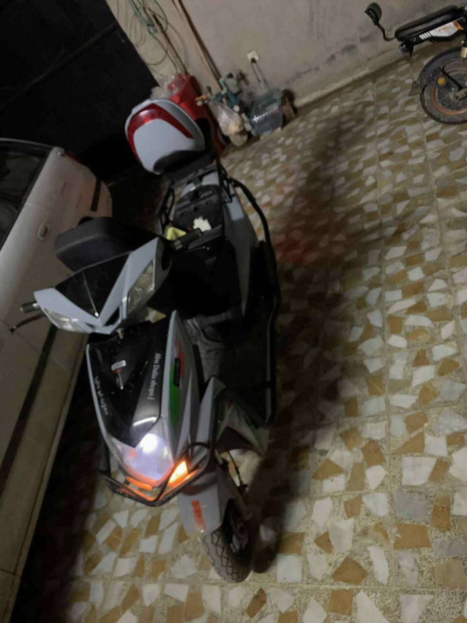 السلام عليكم ماطوري سكنس. للبيع.  او مرواس مع. 318.          مواصفات 6 باتري علئ. فحص          ملف 2000. عقل. الاصلي     مدرعه.  تثبيت سرعه   يحتوي علئ صندوق اضافي.    سعرو 550 بي مجال.    مكاني موصل مزارع زيونه قرب المرور.  رقمي ***********
