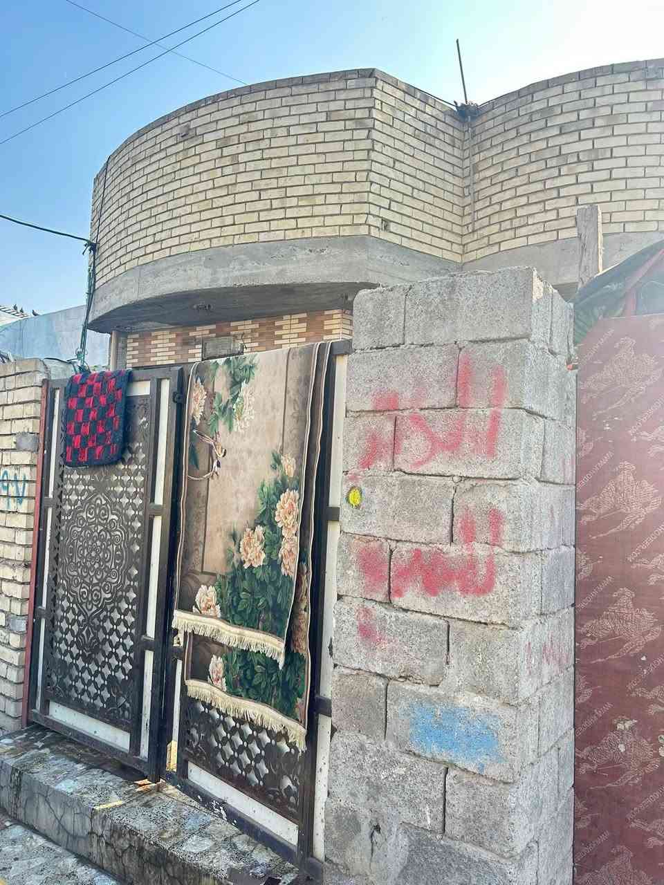 يالله 🙏
دار للبيع مساحة البيت تقرينا ١٢٥ متر في منطقة 
العماري قطاع ٥ شارع سيد حسن 
الدار متكون من 
غرفتين نوم 
صالة 
مطبخ 
استقبال 
منور عدد ٢ 
البيت كاشي 
كافة الخدمات ماء +كهرباء +تبيلط 
للاستفسار الاتصال على الرقم ( ***********)
