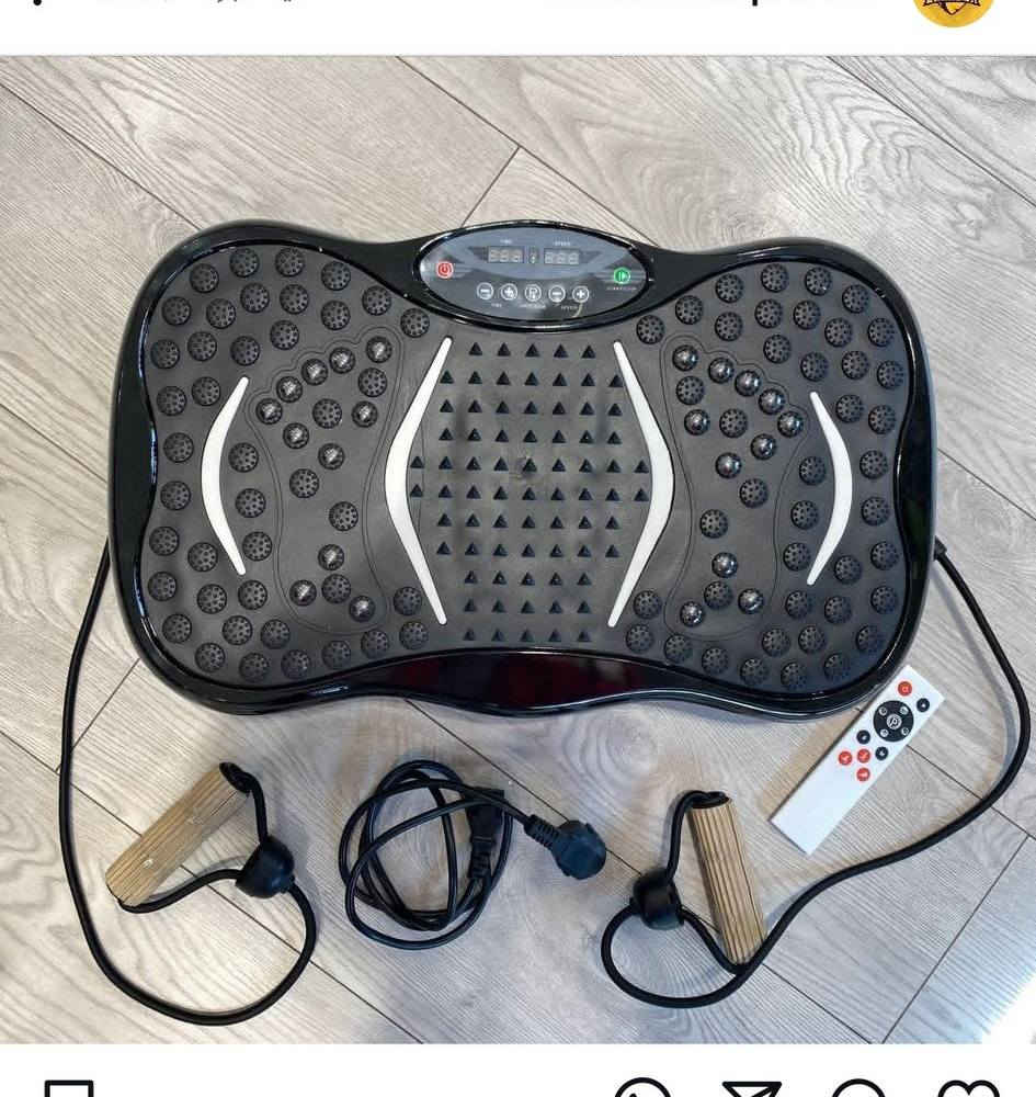 هذا جهاز تمارين رياضية بخاصية الاهتزاز (Whole Body Vibration Machine)، ويتميز بالمواصفات التالية:
يعمل على تحفيز العضلات على الانقباض والاسترخاء بسرعة للمساعدة في حرق الدهون وشد الجسم. 

يحتوي على مستويات اهتزاز متعددة (تصل إلى 99 مستوى في بعض الطرازات) للتحكم في شدة التمرين. 

يأتي مع أحبال مقاومة لتمارين الذراعين والجزء العلوي من الجسم. 

مزود بلوحة تحكم ذكية وجهاز تحكم عن بعد لسهولة الاستخدام. 

يساعد في تحسين الدورة الدموية وتقليل الترهلات.  العنوان البصرة القبله حي المهندسين واتساب ***********
