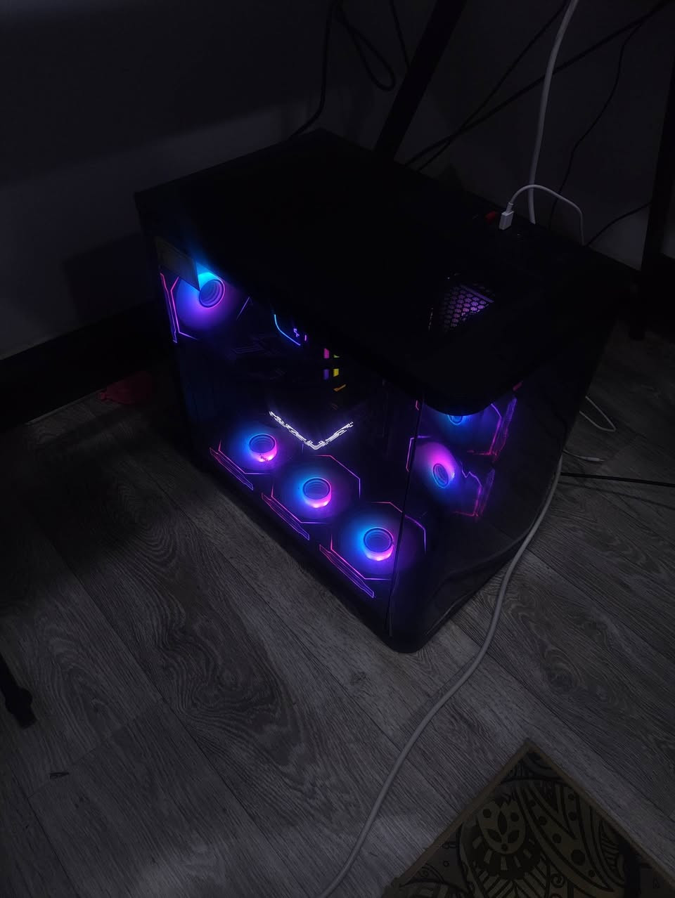 🔥 للبيع ست أب قيمنك كامل شبه جديد 🔥

استعمال شهر واحد فقط وبحالة ممتازة جداً.

المواصفات:

• CPU: Intel i5-14490F 5.0GHz
• GPU: RTX 5060 Ti 16GB GALAX
• RAM: 32GB DDR5 6000MHz RGB (16×2)
• M.B: ASUS PRIME B760M-A DDR5 WIFI
• Storage: NVME M.2 1TB Gen4 WD
• PSU: DeepCool 750W Gold
• Liquid Cooler: DeepCool LE520 240mm
• Case: RGB مع 7 مراوح

المحتويات الإضافية:

• شاشة Redmi G27Q Pro
• UPS 1KVA لحماية الجهاز
• كيبورد وماوس Redragon
• كرسي قيمنك مريح
• ميز قيمنك
• قطعة بث مباشر + توصيلات كاملة

الست أب كامل مناسب للألعاب والبث المباشر.

الحالة: نظيف جداً استعمال قليل
السعر المطلوب: 2,600,000 دينار
قابل للتفاوض للجادين.

📩 للمهتمين التواصل خاص.***********
