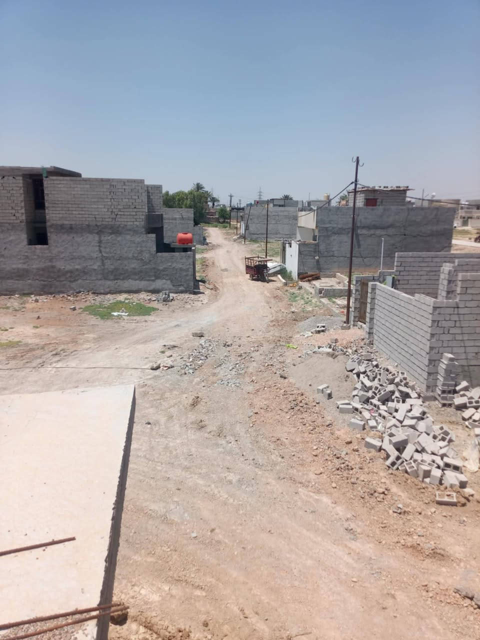 للبیع بيت مساحه 100 مربعة يحتوي غرفتين وصاله ومطبخ واستقبال موقع برغه سعر 40 ملیون و بي مجال رقم الجوال ***********
