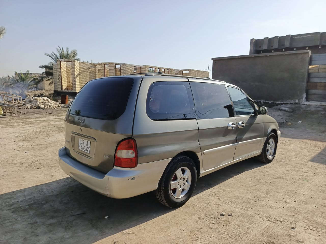 السلام عليكم 
كرنفال موديل 2000 محدثه 2005 داخل وخارج عدا الصندوك كير عادي مصبوغه حزام بدون ضربه رقم انكليزي باسمي السعر ٦٥ وبيها مجال قليل للشراي وهذا رقمي ***********
