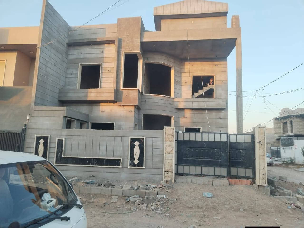 اعلان 📣📣
هيكل للبيع كامل  مساحه 100متر مربع ركن زراعي 🏠

 تأسيس كهرباء كامل لبخ كامل  شبابيك حلان نضام دكت 

يتكون من طابق ارضي استقبال 9 أمتار مطبخ  مفتوح🏠 صحيات كراج مكان حديقه 🏠🏠

طابق الثاني يتكون من غرفتين نوم إكبار معه هول و🏠 صحيات معه بيتونه 🏠🏠

موقع العقار حي العسكري الزراعي ثاني فرع من الشارع 

💵💵 استفسار عله الرقم ‏‪***********‬‏
