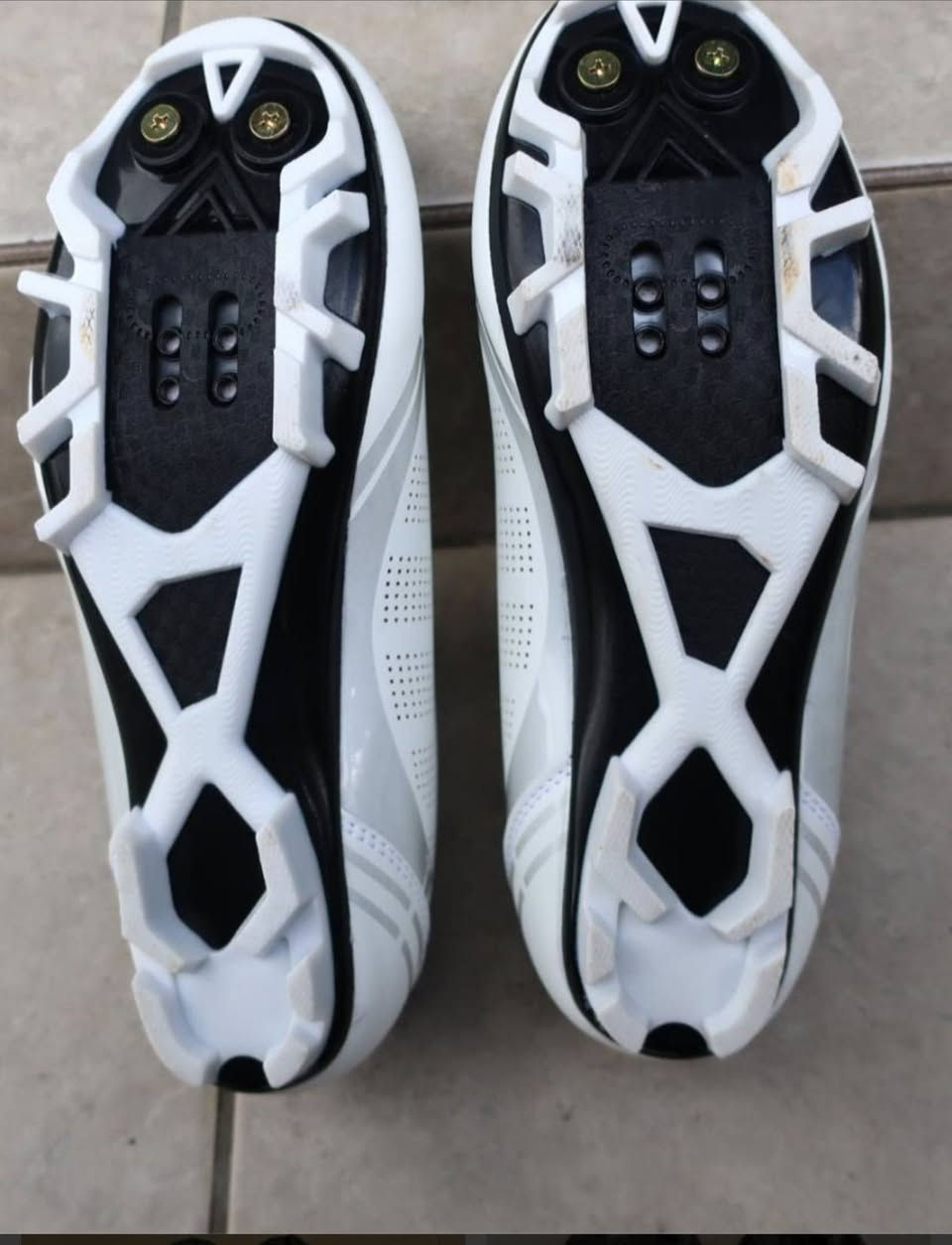 حذاء قياس 43-44 
بومه الاصلي  بعده كارتون 
مزادها واصل 25 جكد تنطي فوكها بلعافيه 
رقم الهاتف ***********
