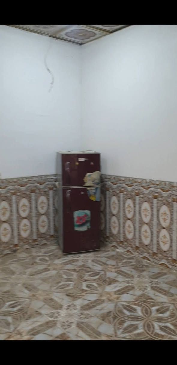 بسم الله الرحمن الرحيم
اعلان  ... دار للبيع 
دار للبيع المساحة ١٠٠ متر 
صحيات داخلي وخارجي هاذ المنشور قديم بل جدية جام لكل شبابيك والنضافة فول سيراميك وهستوة طالع البنة منة الله شاهد 
شارع المطار القديم مقابل اسواق السفير 
شارع حسينية البصراوي
للاستفسار الاتصال على الرقم/ ***********
