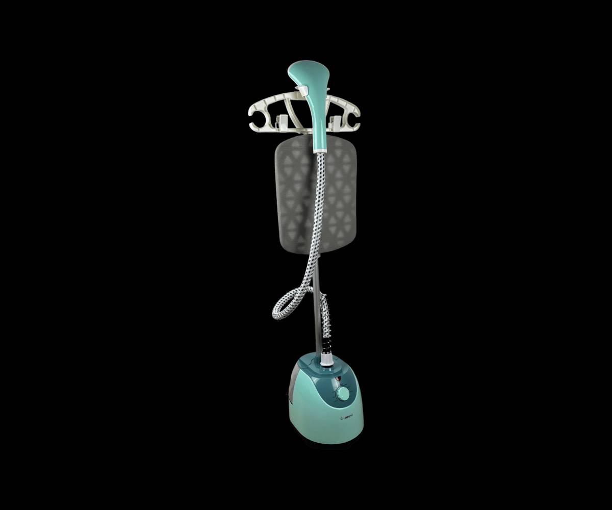 مكواة بخارية عمودية من ليبرونيك

الاستخدامات

كيّ الملابس بسرعة بدون الحاجة لطاولة كي.

إزالة التجاعيد من القمصان، الفساتين، البدلات، والعبايات.

مناسبة للأقمشة الحساسة مثل الحرير، الشيفون، الصوف والقطن.

تعقيم الملابس بالبخار والتخلص من الروائح غير المرغوبة.

مثالية للاستخدام المنزلي والاستخدام الخفيف في المحلات.

المميزات

قدرة كهربائية عالية 2000 واط لتسخين سريع وأداء قوي.

تدفق بخار قوي يصل إلى حوالي 30–35 غرامالدقيقة لإزالة التجاعيد بكفاءة.

درجة حرارة خروج البخار تصل إلى 98° مئوية.

خزان ماء بسعة 1.6 لتر يسمح بالاستخدام لفترة أطول دون إعادة تعبئة.

عمود تلسكوبي قابل للتعديل حتى 110 سم.

صوندة بخار مرنة بطول 125 سم لحرية حركة أكبر.

طول سلك الكهرباء 135 سم لسهولة الاستخدام.

رأس بخار واسع لتوزيع متساوٍ للبخار.

مفتاح تحكم بدرجات البخار حسب نوع القماش.

حامل ملابس مدمج لتعليق القطع أثناء الكي.

تصميم ثابت مع قاعدة قوية وآمنة.

يعمل على جهد 220–240V  50–60Hz.

ضمان لمدة سنة من تاريخ الشراء

محتويات الصندوق

جهاز المكواة البخارية العمودية (الوحدة الرئيسية مع خزان الماء).

عمود تلسكوبي قابل للتعديل.

حامل ملابس.

رأس بخار.

فرشاة للكي.

قفاز حماية من الحرارة.

دليل استخدام.

الملاحظات

يُفضل استخدام ماء نقي أو مفلتر للحفاظ على عمر الجهاز.

غير مخصص للكي الجاف التقليدي (يعتمد على البخار فقط).

يُنصح بإفراغ خزان الماء بعد الانتهاء من الاستخدام.

يُترك الجهاز ليبرد قبل التخزين.