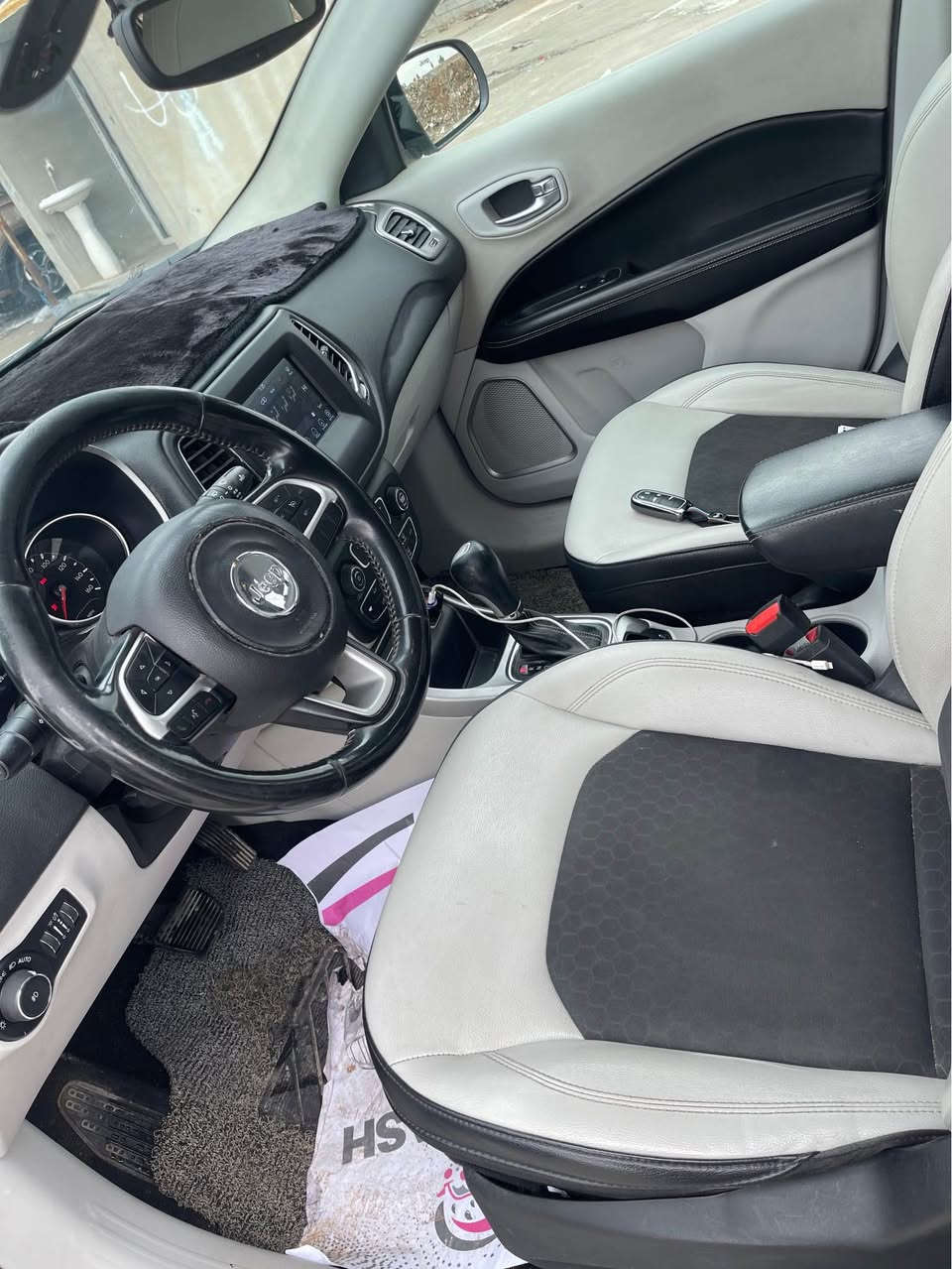 جێب کۆمپاس مۆدێل ٢٠١٧ 
رەقەمو ژینگەی نویە بەناوی خۆمە
٤ پارچەو نیوی هەیە بێ داخلی ئێرباگ سیستەمە 
گێرو مەکینەو کارەبای هەموی بەشەرت فولە بەس سلایت نیە ناو کرێمیە 
بەسمەیە شەغالە
دەرکەی پشتی شەفتە 
لە هەوڵیرم
١٢٥ وەرەقەو مەجالێکی زۆر بەسیت أربيل, العراق


**إذا كنت صاحب هذا الإعلان وتريد حذفه لأي سبب، رجاءا أرسل رسالة إلى الدعم الفني**