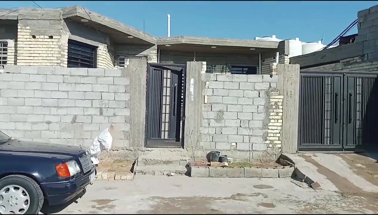 سلام عليكم اعيد انشر بسباب موعد كذاب بيت البيع مساحته البيت 248 واجهت البيت 15ونص نزال 20 بيت صالي 5تشهر من باني بناه كله طابوك ماعده سياج بيبان قاصه البيت بعده ما كامل عوزه شي قليل كهربه خط ذهبي انبير ب6الف ماي ما ينكطع ستفسار أكثر تصال ***********رجان مو شراي الا يتصال مكان تقاطع النهروان سايد الواحد
