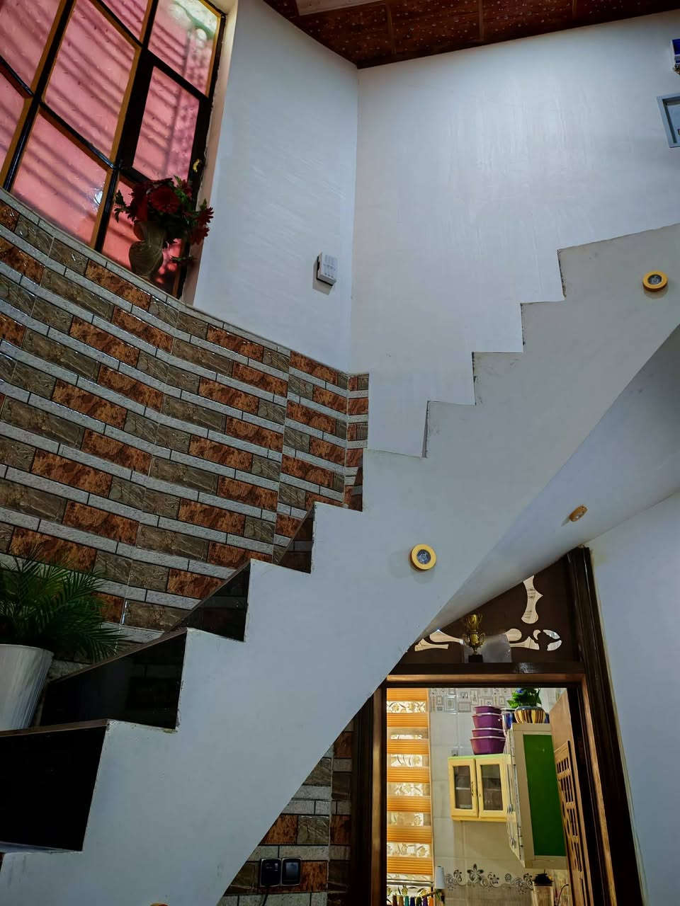 بيت للبيع 
مساحه 200 م 
واجهه 10 ونزال 20 
نزلة سعد بيجو خلف ابو ظاهر 
يحتوي على غرفتين نوم وهول واستقبال ومطبخ حار وبارد ومجمع صحيات 
البيت جديد قبل 4 اشهر كمل بناء مالته
طابو زراعي سند25
سعر 90

مكتب وعقارات الوارث
***********
