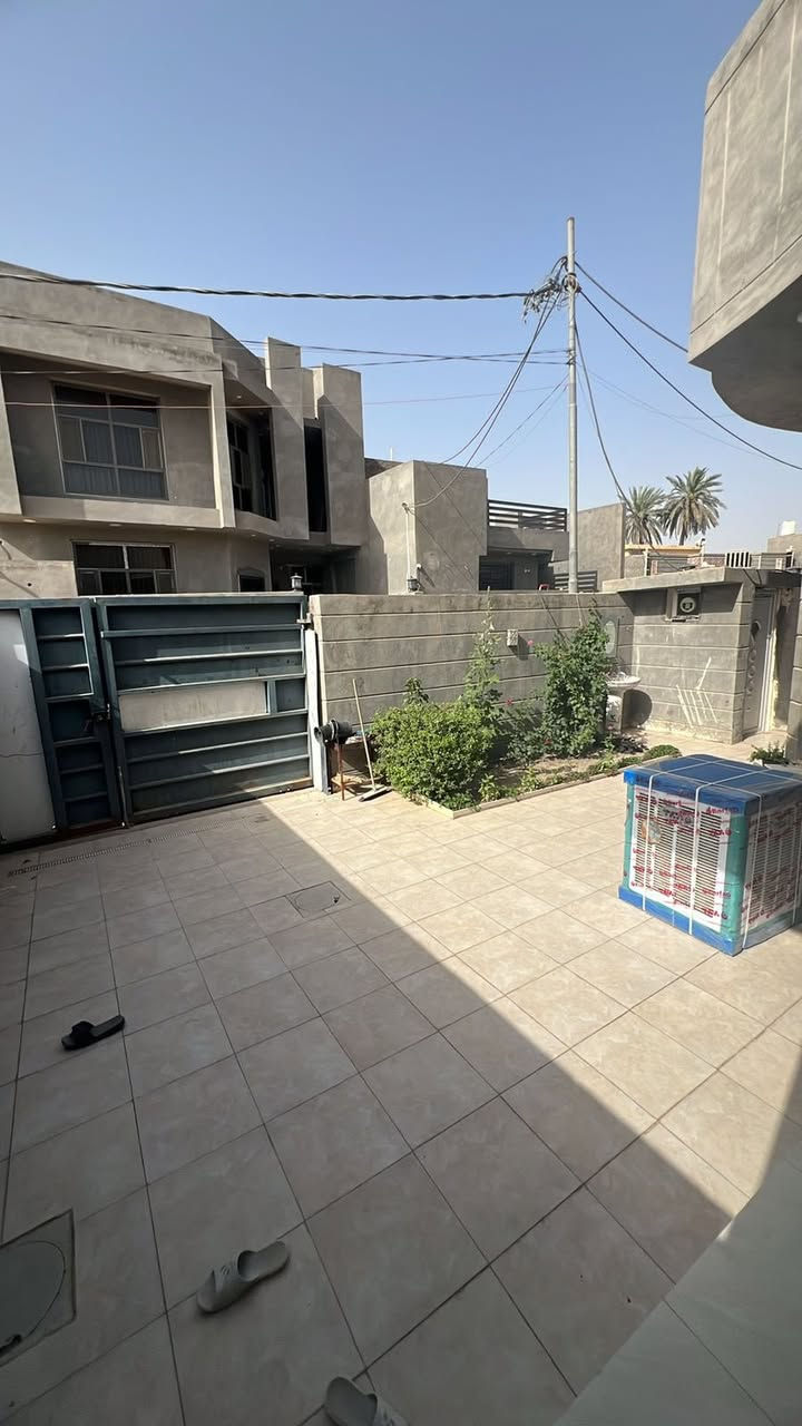 السلام عليكم بيت للبيع في حي الأمين الثانيه خلف حلويات قصر الشام مساحته ٢٠٠ متر واجه ١٠ نزال ٢٠  
بناء كامل حديث درجه اولى...📍📍 
يتكون البيت من 
(غرفتين نوم ومطبخ ومجمع صحيات مناور ثنين وكندور وصاله ,)
بناء حديث قبل سنتين 2024 درجه اولى 
مكانه جدا حلو وراقي خلف مركز سيف سعد مباشره البيت موقعه جيد جدا والمنطقة كُله بيوت حديثه ومرتبه ...
البيت شارعه الرئيسي  10 متر والفرعي 8 متر جدا مرتب ونظيف.....
البيت طابو زراعي سند 25صرف بسم شخص واحد تحويل مباشره بعد البيع .....
للاستفسار اكثر المراسله على الخاص وشكراً 
او الاتصال على الرقم ⬇️⬇️⬇️***********.
