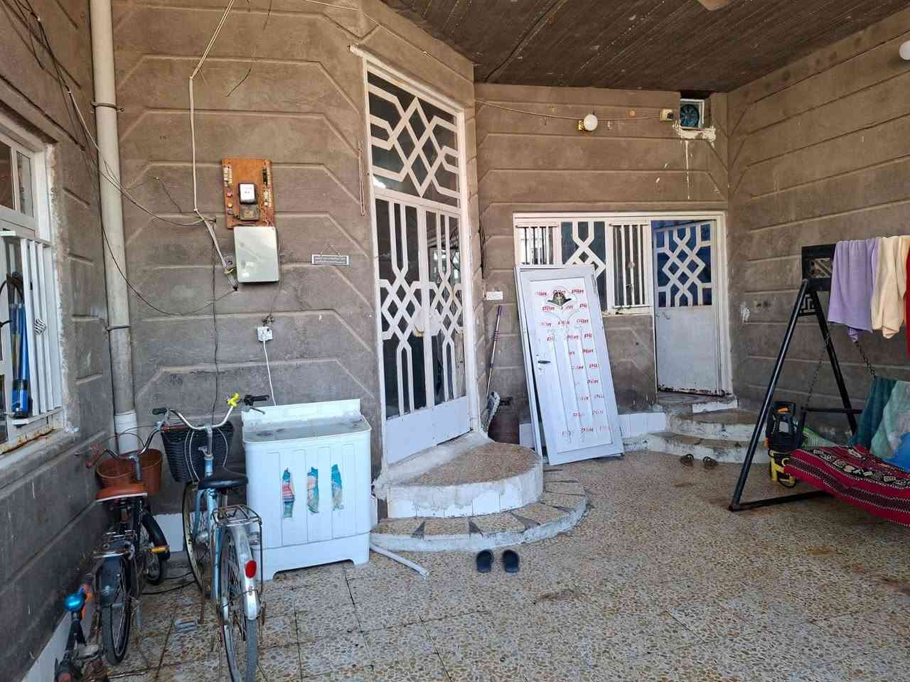 بيت للبيع طابق واحد يتكون
من كراج وديوانيه 6م
وصاله طول 6
وغرف نوم 2
ومطبخ وصحيات
وغرفة سندويج بنل ومخزن
البصرة /الحيانية /قرب مستوصف حي المربع
السعر 130 وبيه مجال قليل
وبيه طابو ، مساحته 150 م
والبيت بناء جديد صارله 8 سنوات
الاستفسار والاتصال : ***********
