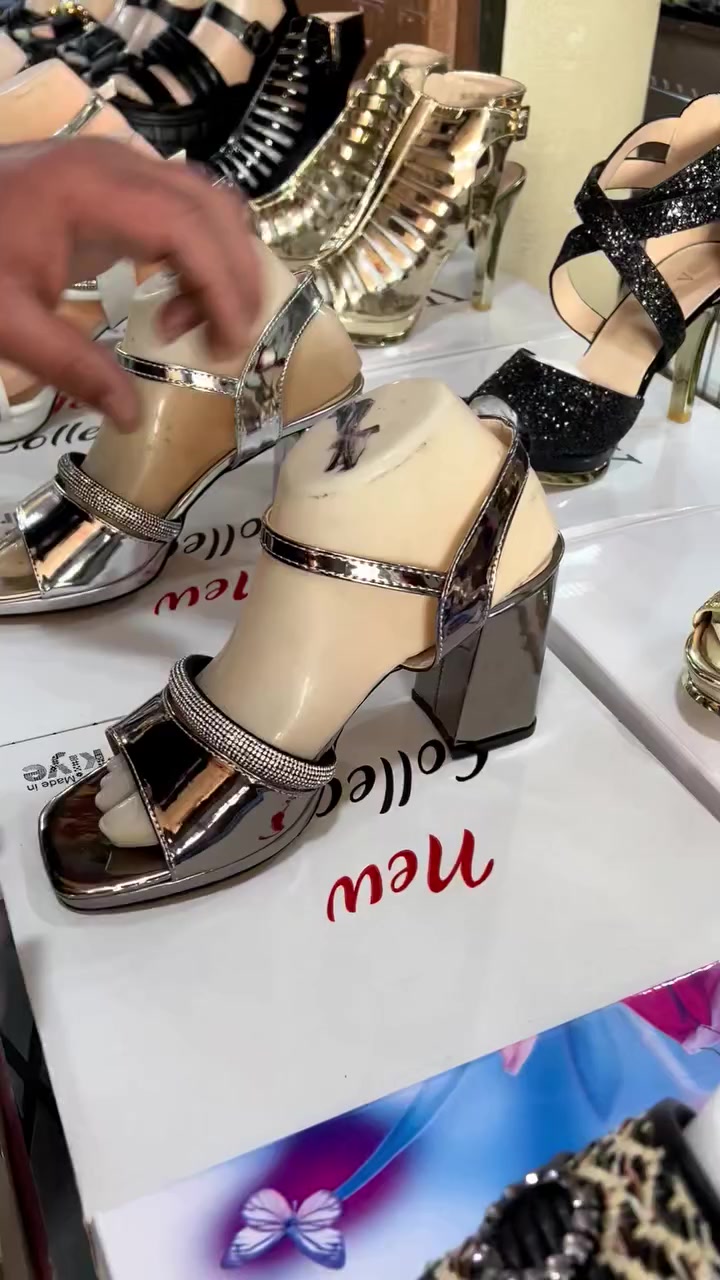 وصول وجبه جديده من صنادل نسائي جديد 
العنوان موصل سوق سومر مقابل بيت الكندي 
محلات أبو عائشة للبالة الأوربية والخليجية داخل القصريه 
علق ب تم حتى يصلك كل ماهو جديد في الصفحه 
 للاستفسارالاتصال على
 الرقم*********** كورك أو ‎0770 465 4994 اسيا 
أو على الوات ساب 📱🌹 وأهلا وسهلا بزبائننا الكرام
