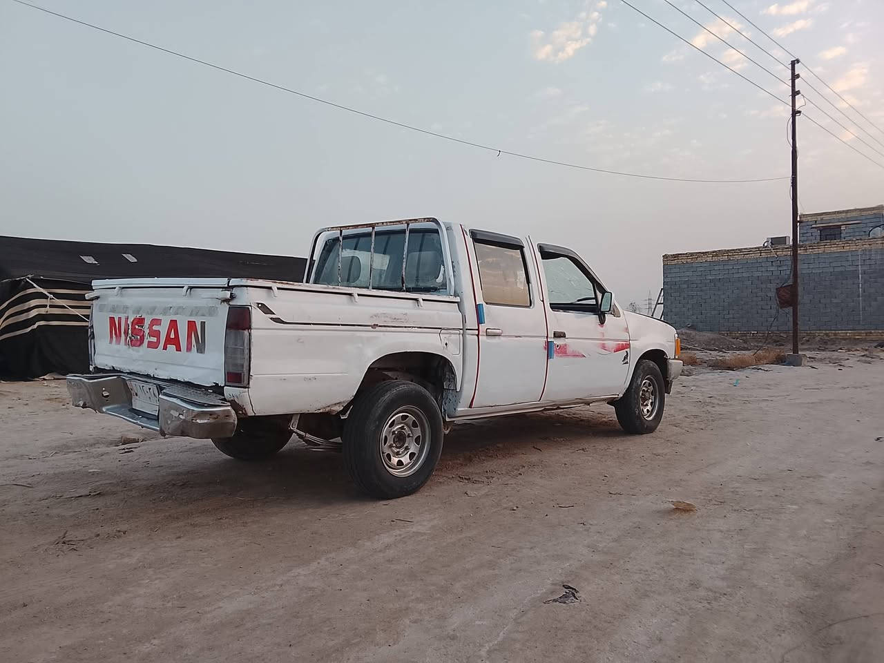 نيسان موديل 92 رقم ميسان ألماني أسوي وكاله 
شاصي شرط الفحص محرك وكير ونجي كير اوتوماتيك شرط النظافه حداديه فول كهربائيات كلها شغاله اشاير بك لايت دشبول كله شغال 
نقصها بس جامه اماميه 
سعر 22
عنوان ناصرية داخل المركز 
***********
