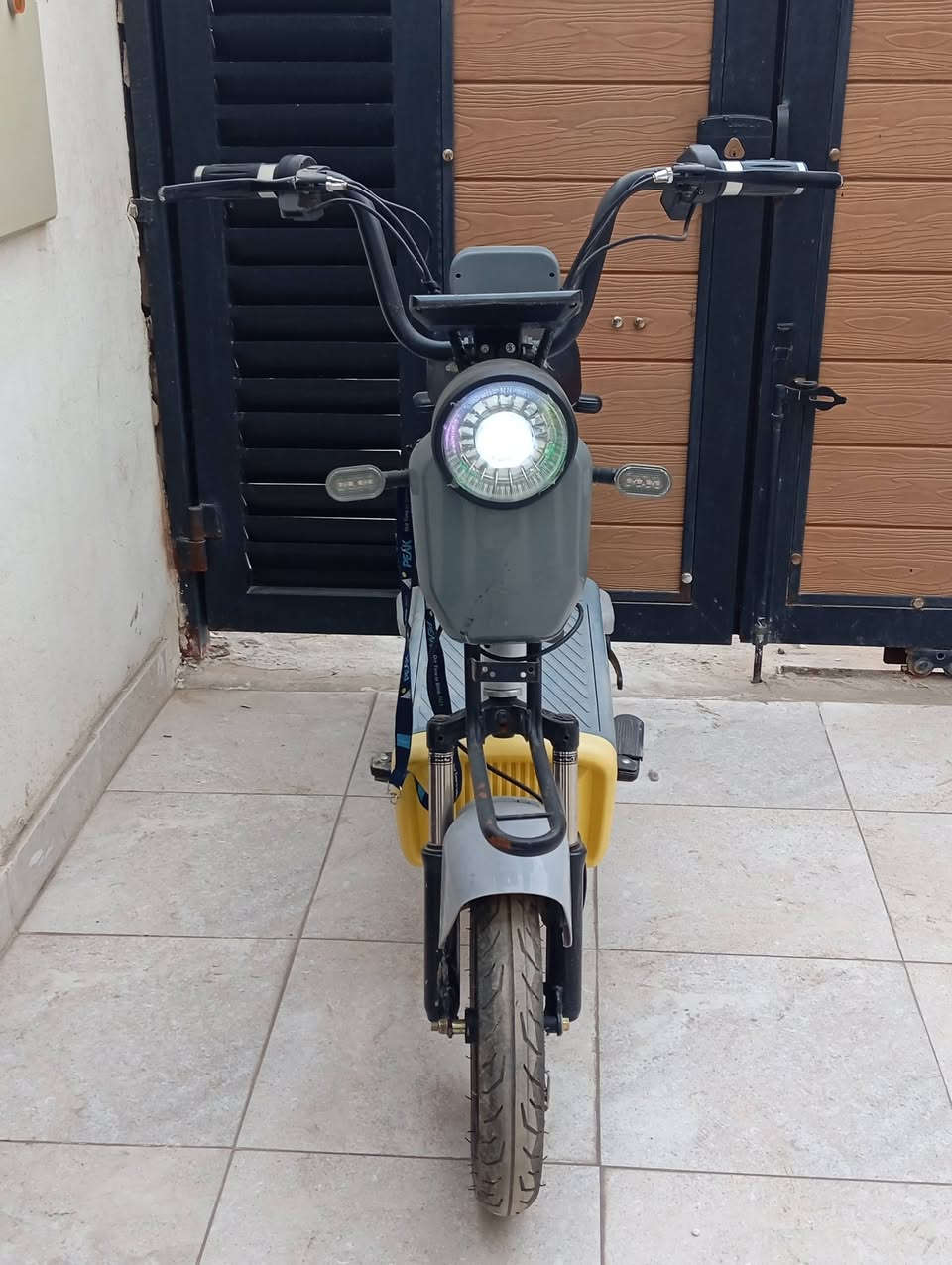 السلام عليكم دراجه شحن للبيع  تشغيل سويج وكارت كلشي شغال بطاريات نضيفه وجديده و ممفتوحات هورن اشاره يمنه يسره ضوه قوي 3 سرع ناقصه بس سله وبايدرات ودواسه الي من جه اليمنه وبيه پنجر الارقام للاتصال ***********
*********** 
واتساب
