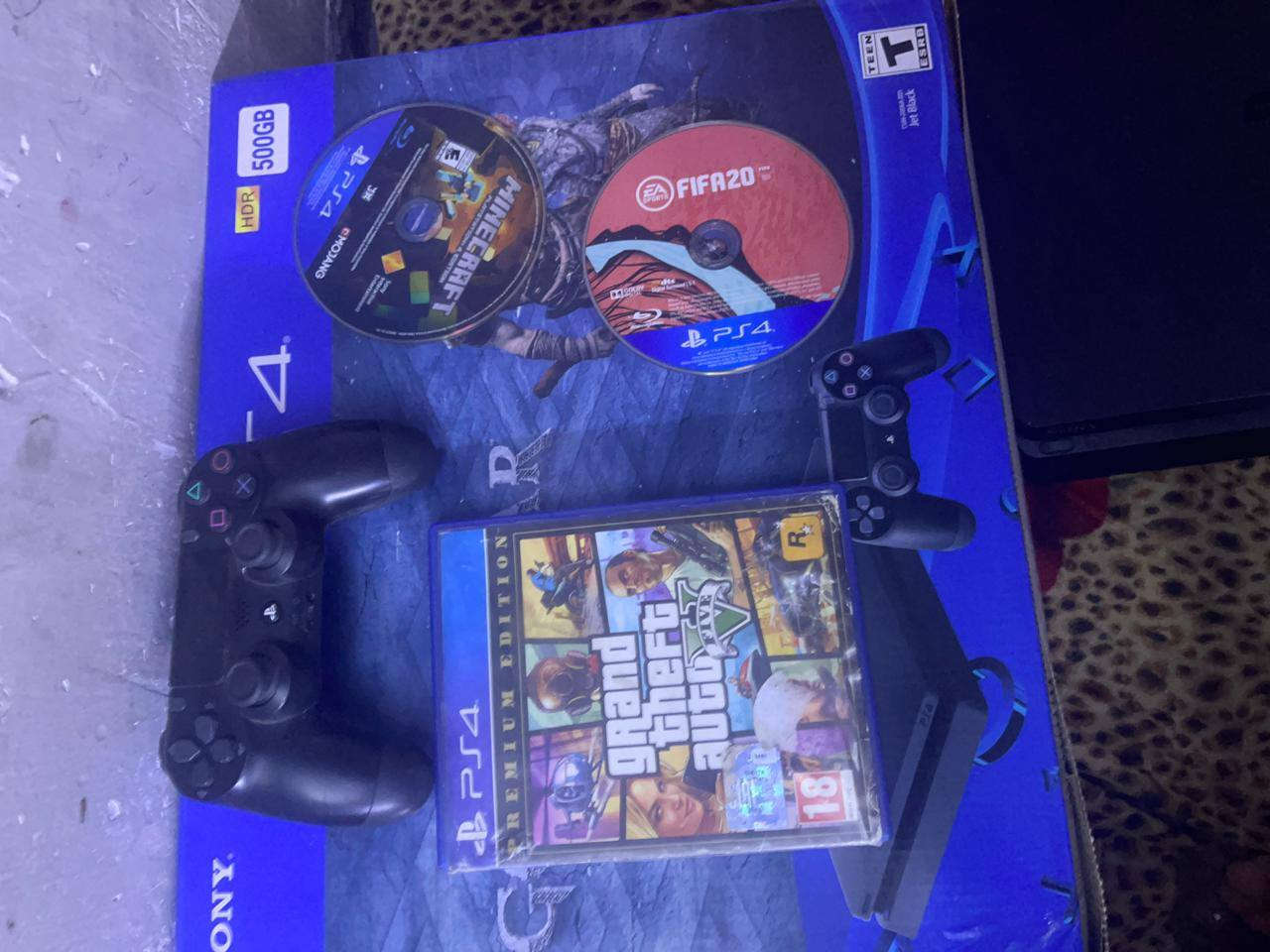 بلي فور سلم نضيف مع ثلث أقراص ثانان بدون غلاف واحد مع غلاف ذكرة ٥٠٠كيكا مع جوستيكة واحدة  
الموقع بغداد  علي الصالح قرب العلوي
الرقم ***********
السعر ٢٢٠وبي مجال بسيط
